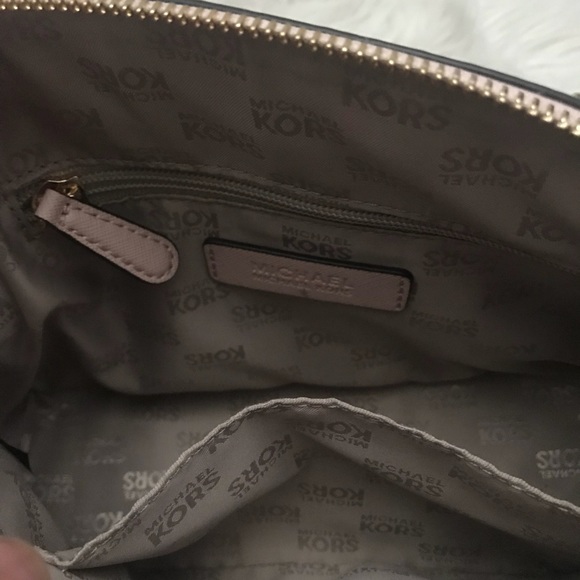 ❌SOLD❌ Micheal Kors pale pink small dome purse - Picture 2 of 5